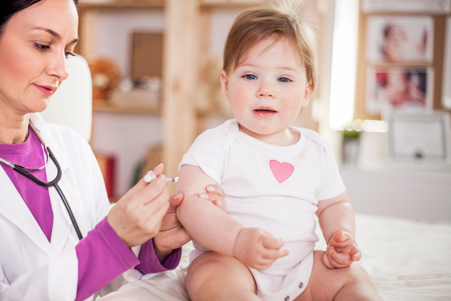 Bir bebek aşı olurken